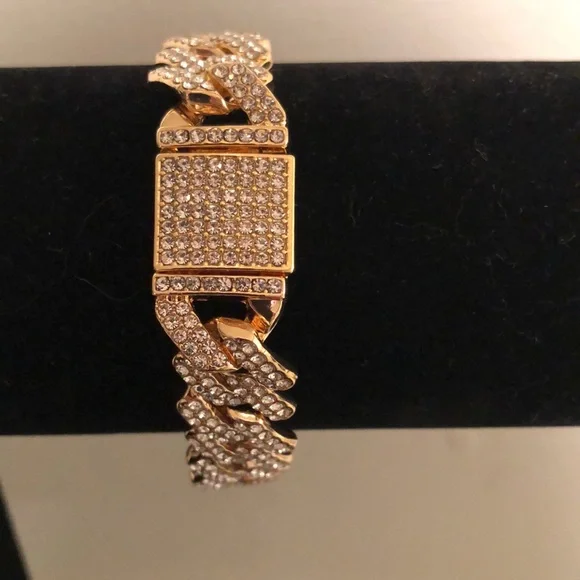 Elegant Gold Bracelet with Crystal Accents - Picture 2 of 10